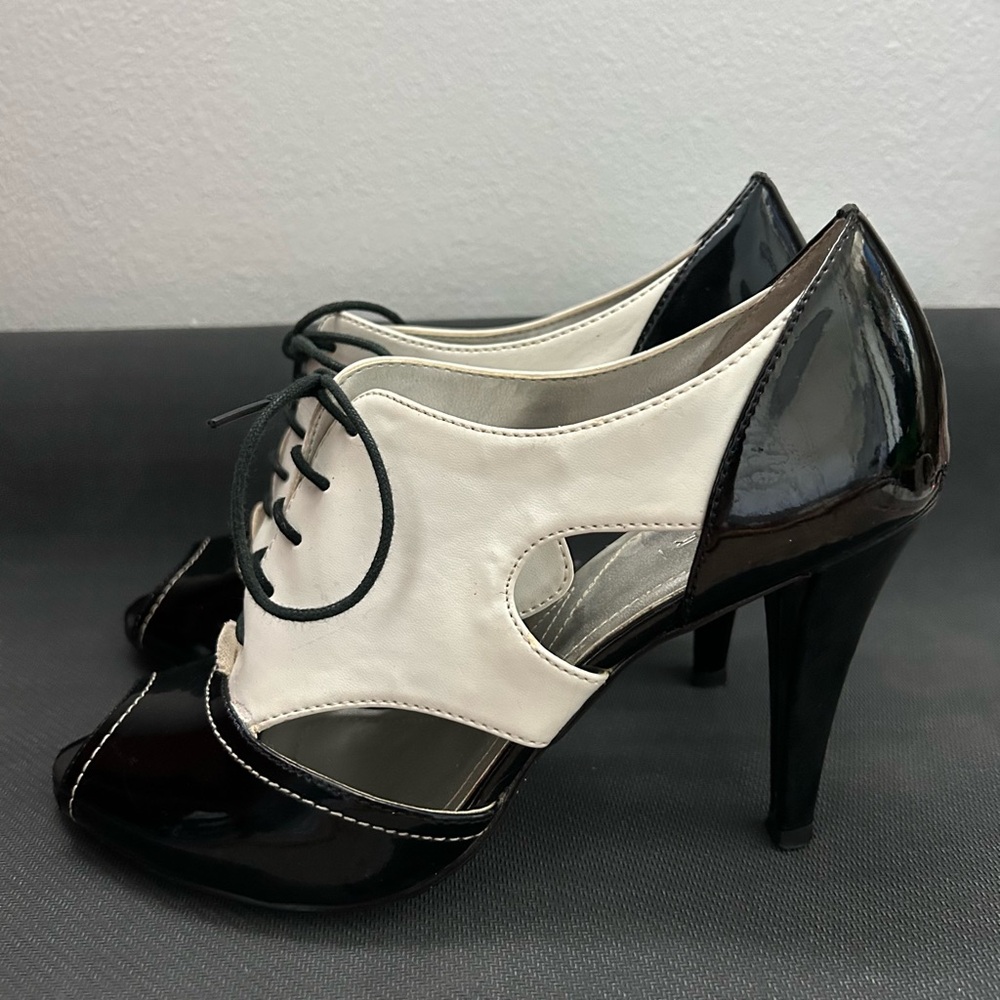 Tahari "La - Cheri" Style Blk & White Lace Stilettos Patent Leather Size 7M